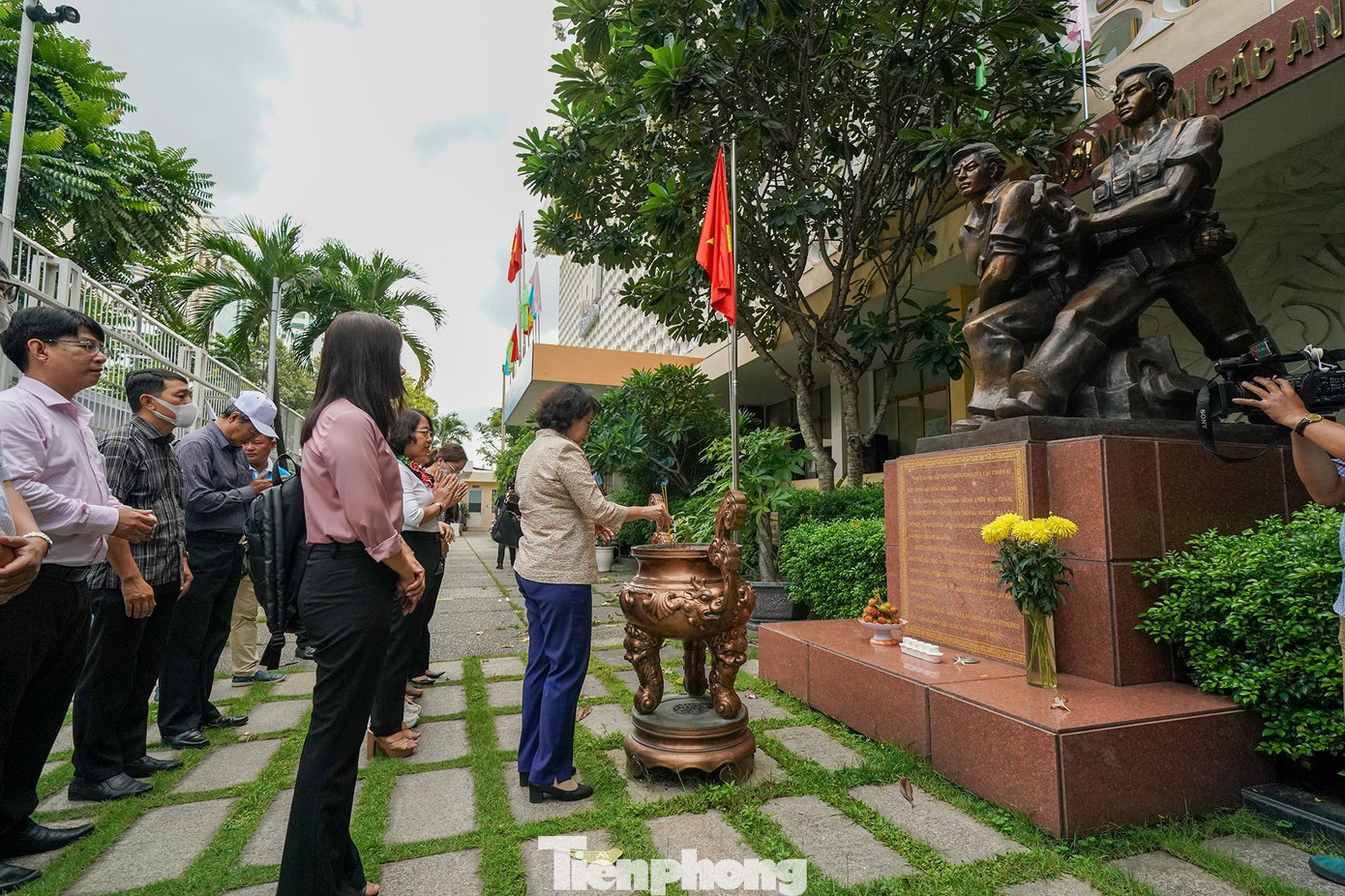 Đoàn khách của UBND quận 1 đang thắp hương tại tượng đài BĐSG bên trong khuôn viên Đài tiếng nói Nhân dân TPHCM (VOH). Nơi đây ghi dấu trận đánh rạng sáng mùng 2, tết Mậu Thân (1968), 10 chiến sĩ BĐSG đã anh dũng tấn công, chiếm lĩnh, phá huỷ Đài phát thanh Sài Gòn.