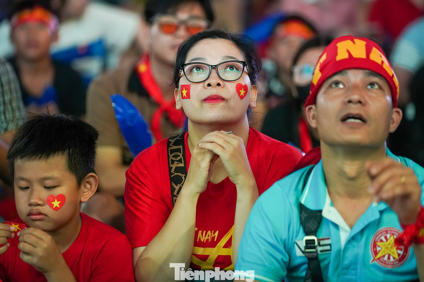 Chị Hà Mỹ Linh từ Hà Nội vào TPHCM làm việc được một năm cũng có mặt tham gia cổ vũ. Bình thường, chị thường xuyên có mặt trên sân để cổ vũ đội tuyển nam và nữ. Năm nay, do chị kẹt việc nên đành ra phố đi bộ Nguyễn Huệ chung không khí với mọi người.