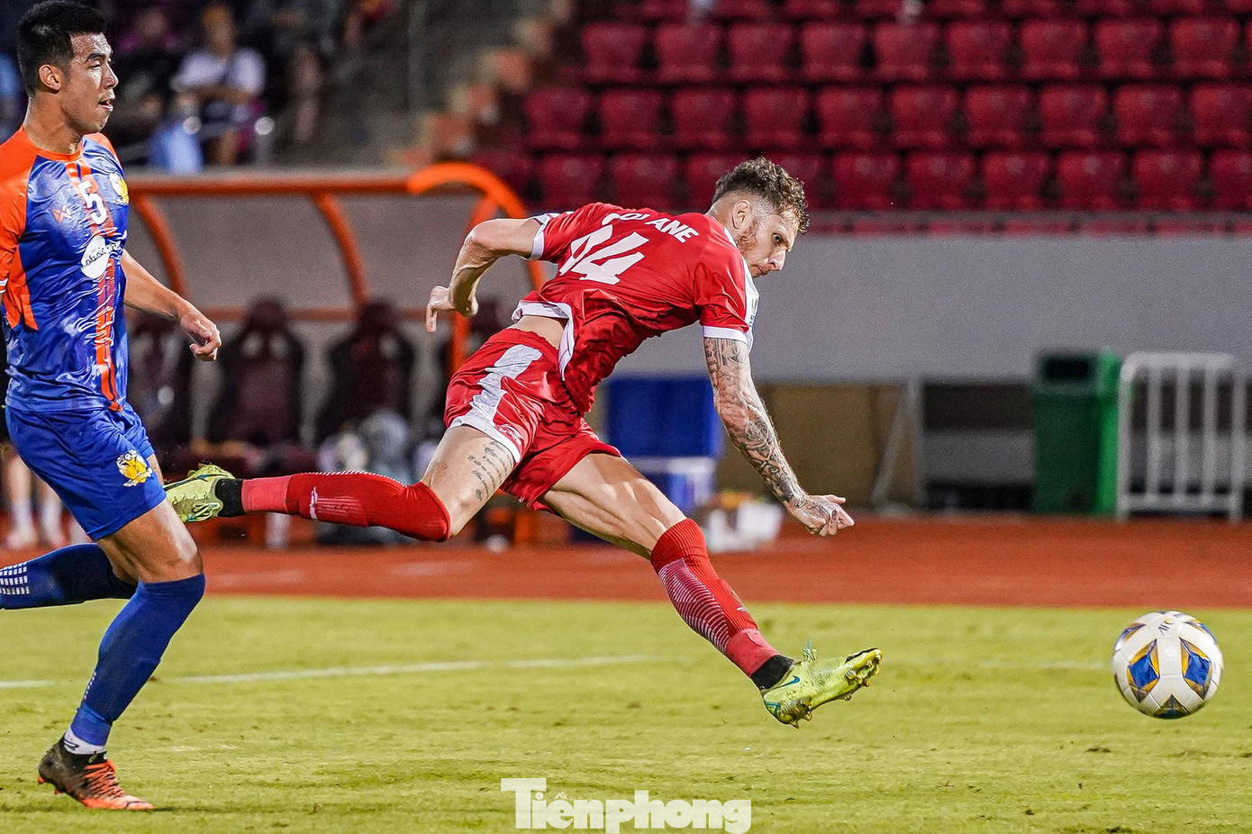 Phút 70, Geovane thoát xuống, giữ trụ tốt trước pha tì đè của hậu vệ đối phương rồi dứt điểm vào lưới Hougang United.