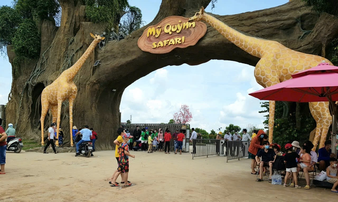 Du khách tham quan vườn thú Mỹ Quỳnh. Du khách tham quan vườn thú Mỹ Quỳnh.