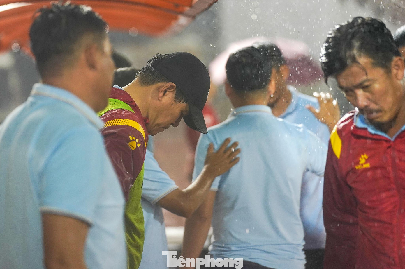 Phút buồn bã của tân HLV CLB TPHCM. Phút buồn bã của tân HLV CLB TPHCM.