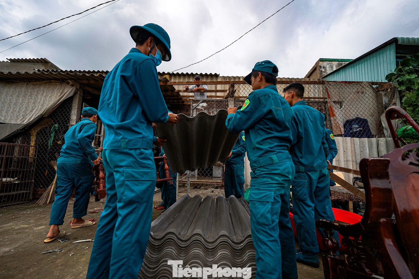 &quot;Các địa phương đã cử lực lượng xuống địa bàn kết hợp người dân khu vực hỗ trợ gia đình khắc phục đối với những hộ thiệt hại nhẹ trong buổi chiều, những trường hợp thiệt hại nặng, địa phương sẽ vận động, hướng dẫn bà con ổn định chỗ ở, rồi tiếp tục khắc phục&quot;, một cán bộ huyện Châu Thành cho biết.