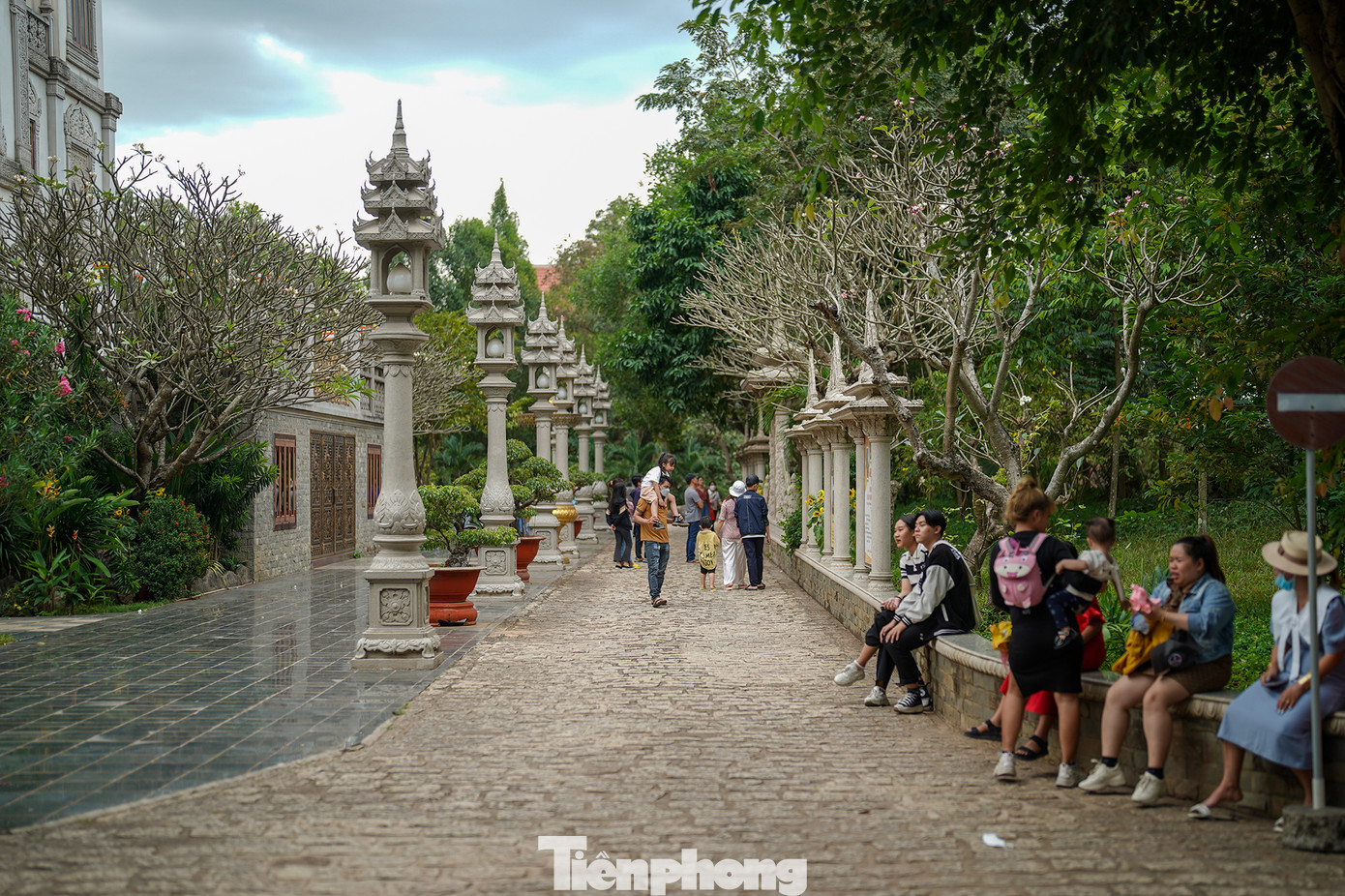 Nằm giữa đồi cây xanh mát, chùa Bửu Long được rất nhiều người, không chỉ riêng khách hành hương, lựa chọn làm điểm đến chay tịnh để ngồi thiền, hay chỉ đơn giản là ngắm nhìn cảnh sắc xung quanh, tạm quên đi những xô bồ của cuộc sống hối hả hàng ngày.