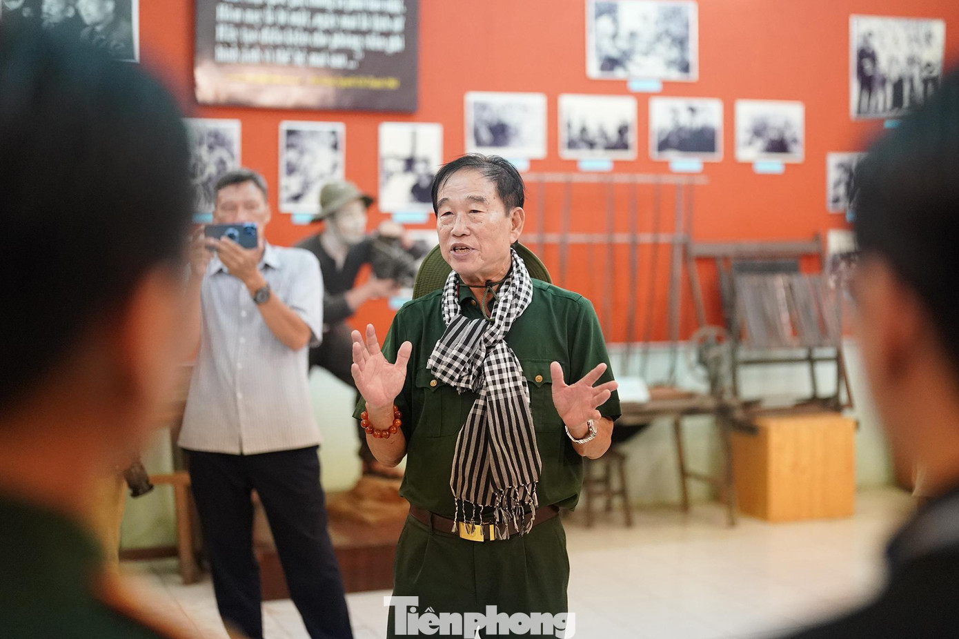 &quot;Tôi ngày xưa là phóng viên chiến trường. Tôi may mắn được theo Trung đoàn 1 (Sư đoàn 9), Trung đoàn 3 đánh ở Chơn Thành, đánh vào Sài Gòn năm 1968. Năm 1975, tôi từ hướng Long Khánh (Biên Hoà) vào Sài Gòn để ghi nhận hình ảnh thành phố vừa được giải phóng. Khi về tới ngã tư Bình Triệu, tôi quay được một trung đoàn thiết giáp địch đầu hàng. 17h ngày 30/4/1975 lịch sử, tôi theo đoàn quân tiếp quản Đài Truyền hình TPHCM và Trung tâm Phim Điện ảnh quốc gia&quot;, ông Nguyễn Minh Trí, nhân chứng sống, hiện đang là Phó Chủ nhiệm CLB Truyền thống kháng chiến Đoàn Thanh niên các cơ quan Trung ương Cục miền Nam, xúc động kể.