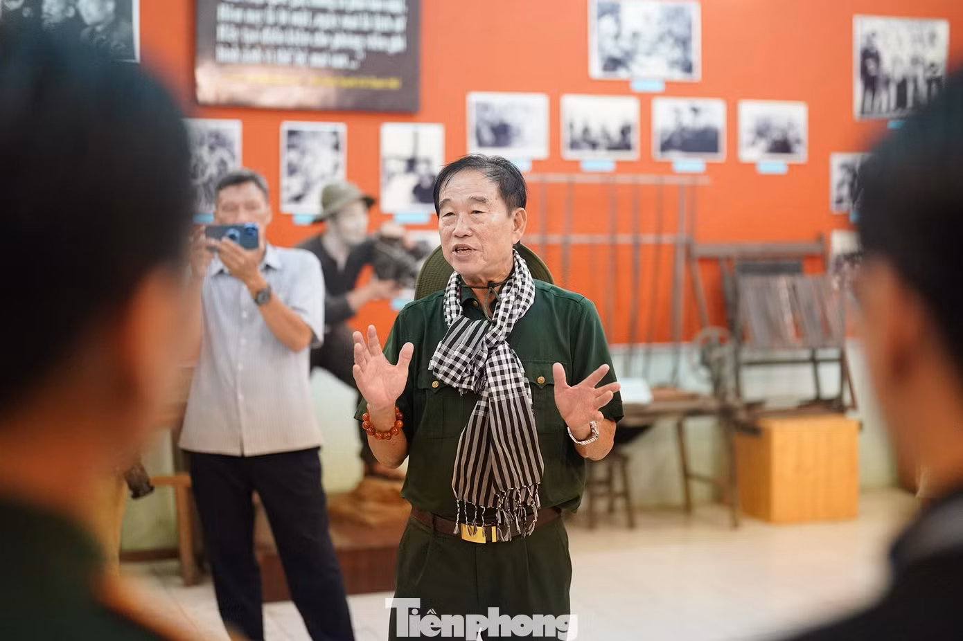 "Tôi ngày xưa là phóng viên chiến trường. Tôi may mắn được theo Trung đoàn 1 (Sư đoàn 9), Trung đoàn 3 đánh ở Chơn Thành, đánh vào Sài Gòn năm 1968. Năm 1975, tôi từ hướng Long Khánh (Biên Hoà) vào Sài Gòn để ghi nhận hình ảnh thành phố vừa được giải phóng. Khi về tới ngã tư Bình Triệu, tôi quay được một trung đoàn thiết giáp địch đầu hàng. 17h ngày 30/4/1975 lịch sử, tôi theo đoàn quân tiếp quản Đài Truyền hình TPHCM và Trung tâm Phim Điện ảnh quốc gia", ông Nguyễn Minh Trí, nhân chứng sống, hiện đang là Phó Chủ nhiệm CLB Truyền thống kháng chiến Đoàn Thanh niên các cơ quan Trung ương Cục miền Nam, xúc động kể.