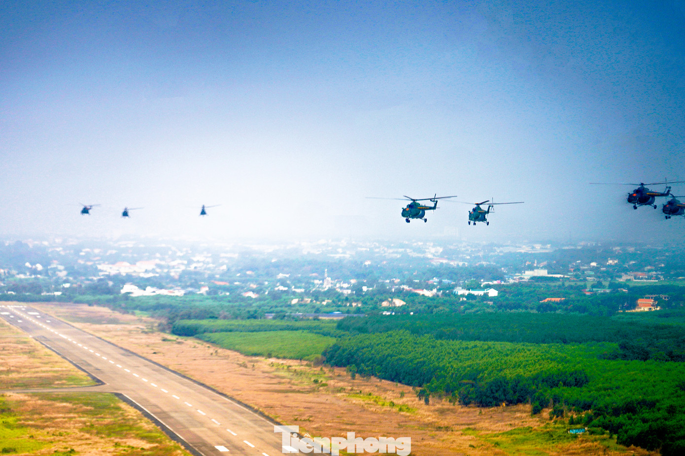 Vòng lại xếp đội hình.