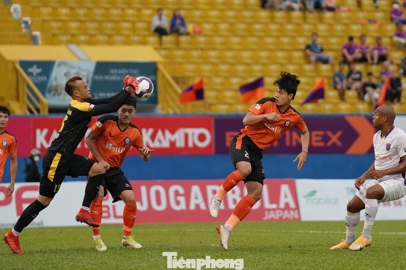 Đây được dự đoán là trận đấu "lành ít dữ nhiều" của thầy trò huấn luyện viên Phan Thanh Hùng nhưng kết quả trận đấu hoàn toàn ngược lại khi chung cuộc hai đội chia điểm. Đây được dự đoán là trận đấu "lành ít dữ nhiều" của thầy trò huấn luyện viên Phan Thanh Hùng nhưng kết quả trận đấu hoàn toàn ngược lại khi chung cuộc hai đội chia điểm.