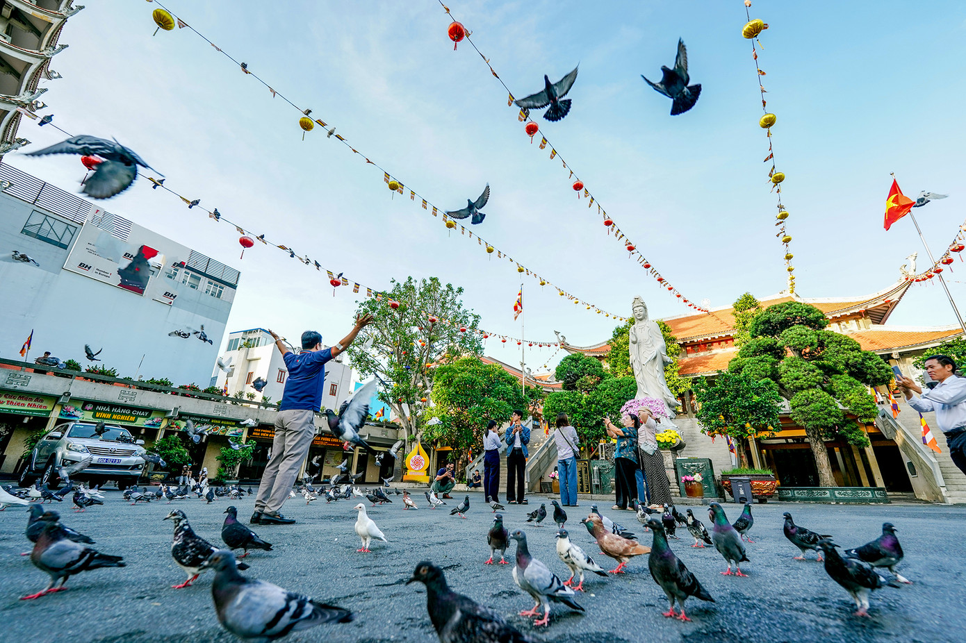 Hình ảnh bình yên của chùa Vĩnh Nghiêm trong sáng 1/7. TPHCM mới có diện tích hơn 6.700 km², dân số gần 14 triệu người, với 168 đơn vị hành chính cấp xã (gồm 113 phường, 54 xã) và đặc khu Côn Đảo.