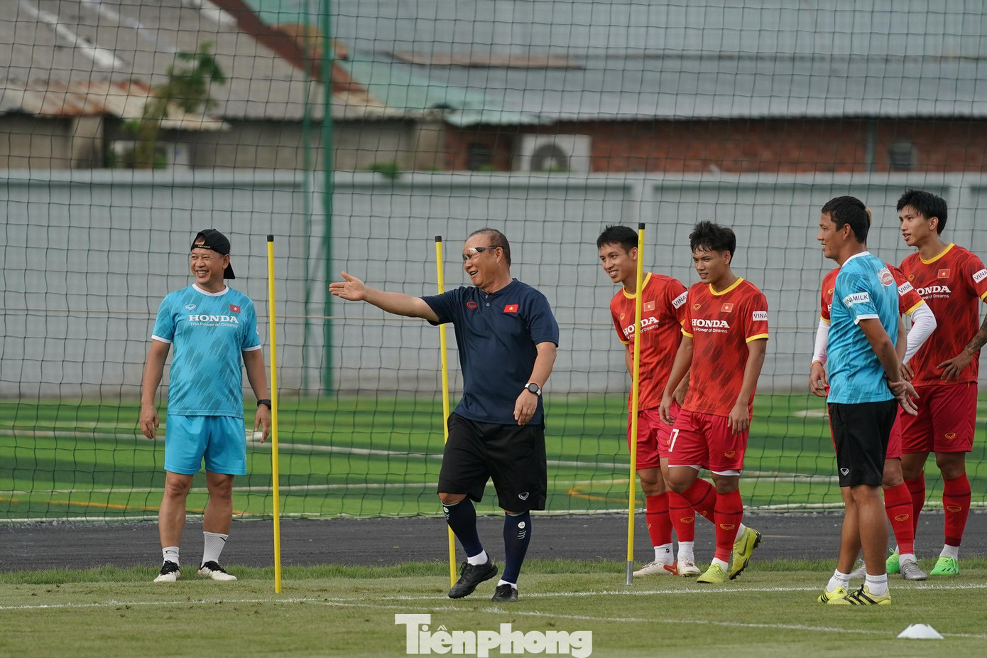 Buổi tập nhiều tiếng cười, không khí khá thoải mái khi hầu hết các tuyển thủ đã có mặt đầy đủ, trừ trường hợp của Hoàng Đức (Viettel) do chấn thương.