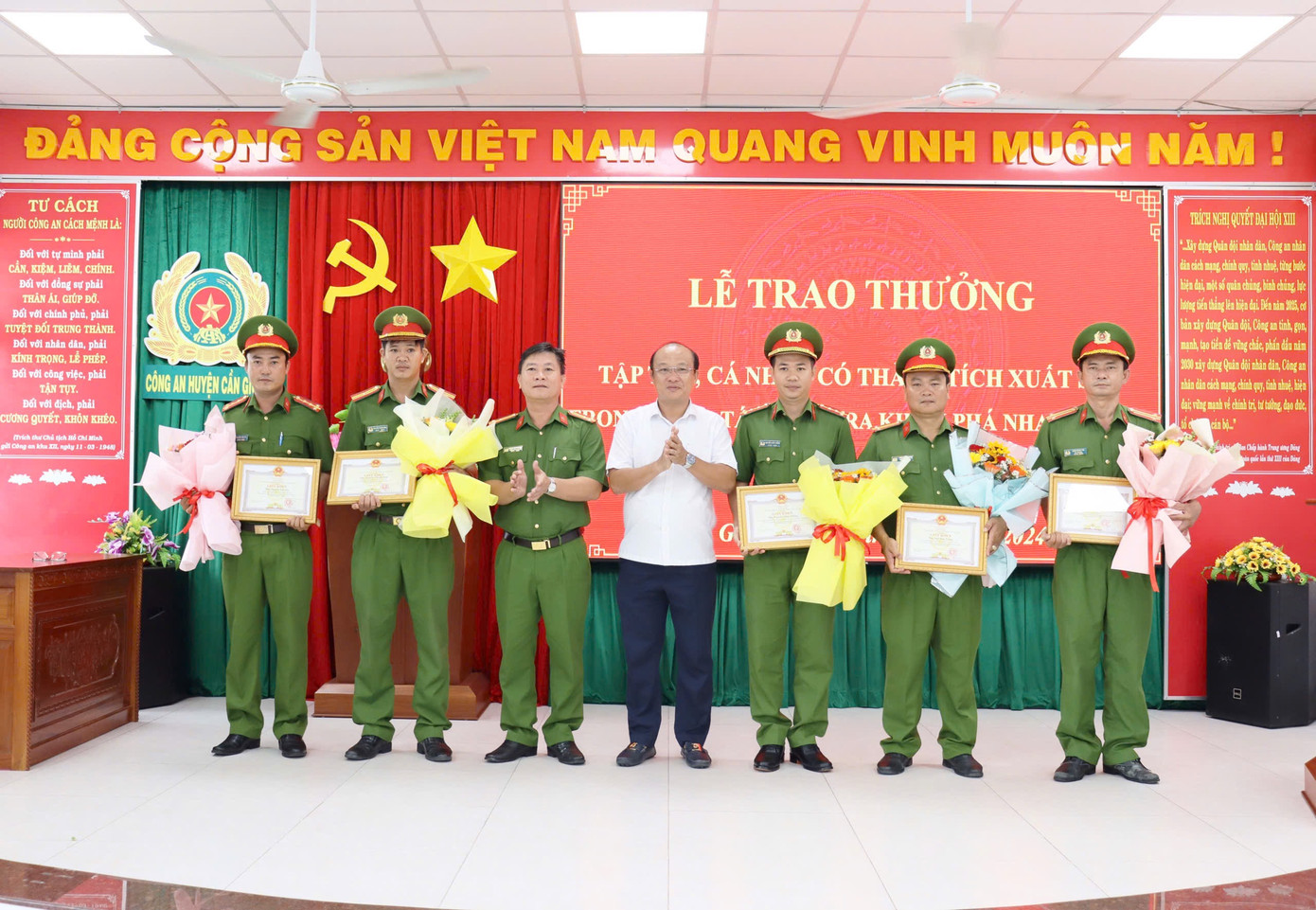 Tập thể phá án được khen thưởng.