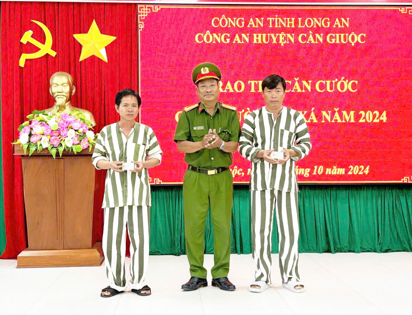 Hai phạm nhân được đặc xá tại Công an huyện Cần Giuộc.