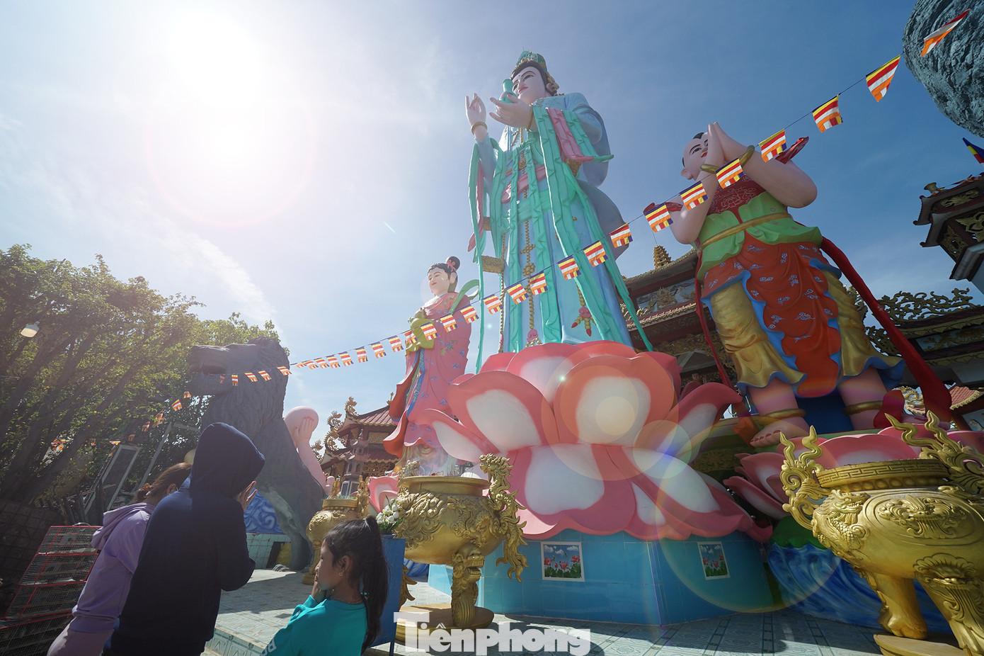 Điểm đặc biệt của ngôi chùa là có rất nhiều tượng với màu sắc sặc sỡ như thập bát la hán, tượng Bồ tát, những nhân vật theo tín ngưỡng dân gian, có cả tượng Tôn Ngộ Không, Đường Tăng...