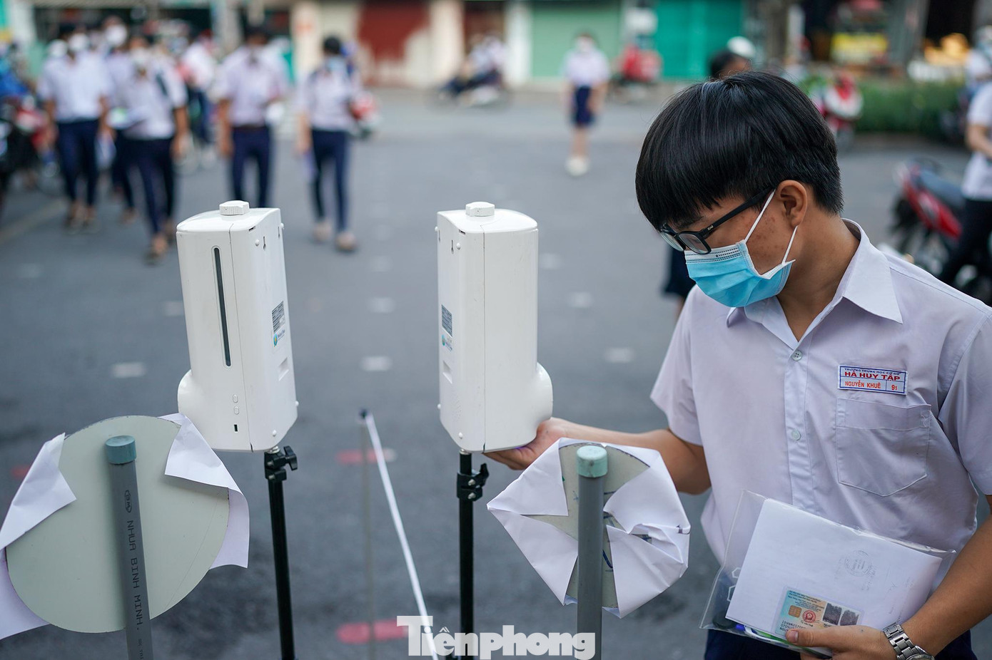Các em được hướng dẫn thực hiện các bước phòng chống dịch trước khi vào phòng thi.