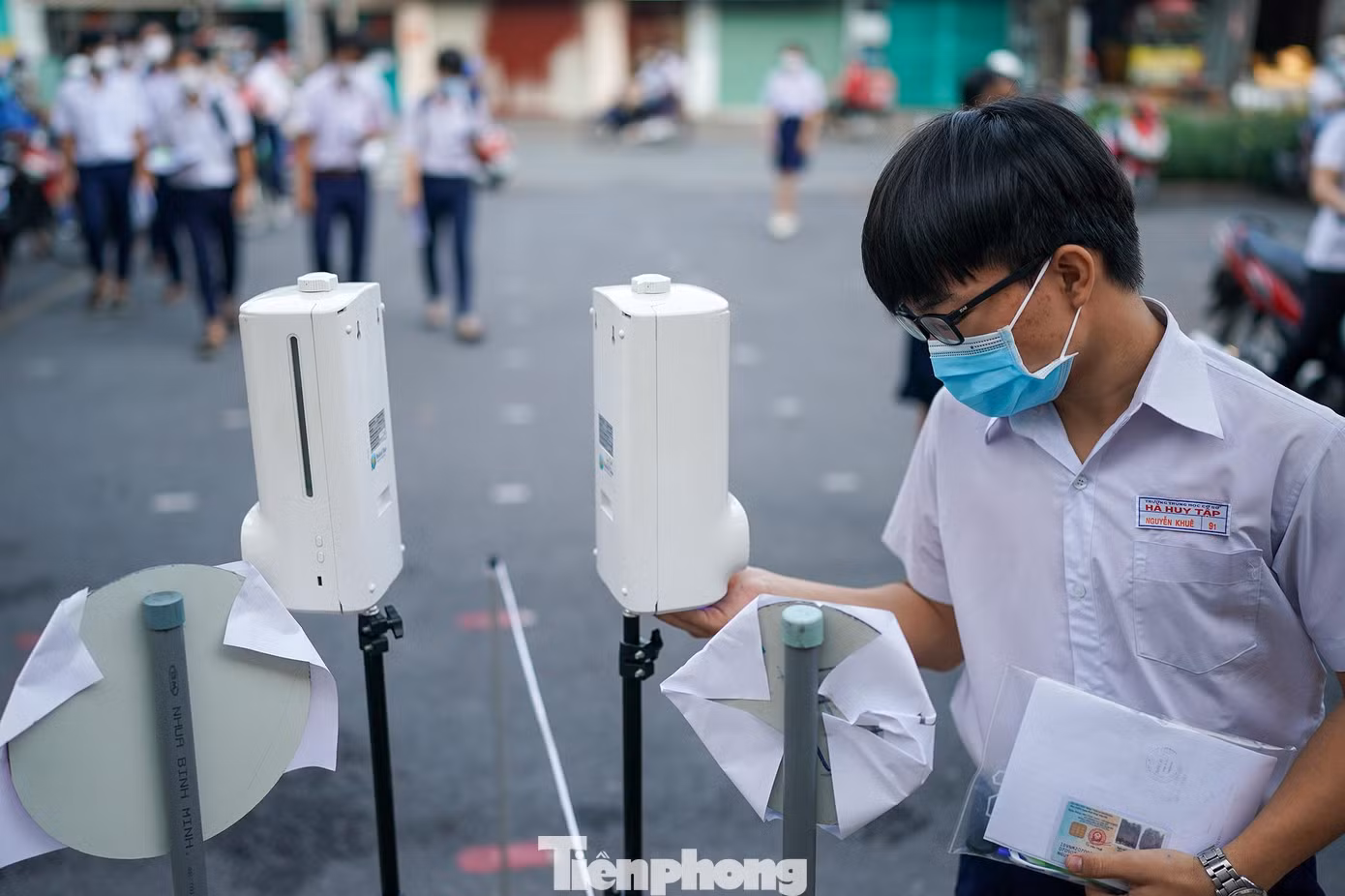 Các em được hướng dẫn thực hiện các bước phòng chống dịch trước khi vào phòng thi.