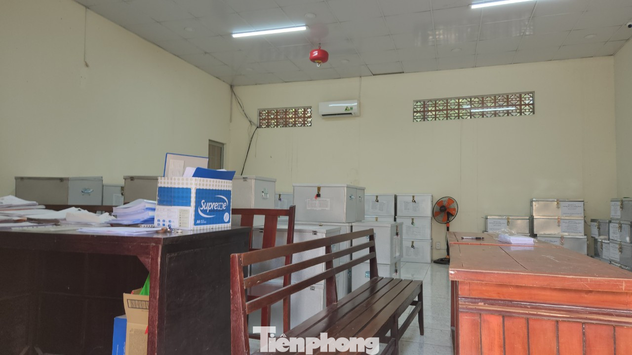 Tài liệu, hồ sơ liên quan đến vụ án được lưu giữ tại một phòng riêng với hệ thống điều hoà hoạt động liên tục. Đây là vụ án có hồ sơ ‘khủng’, với khoảng 1 triệu bút lục, 2.500 tập tài liệu đựng trong 104 thùng hồ sơ, nặng khoảng 6 tấn. TAND TPHCM cũng đã chuẩn bị một phòng riêng với đủ trang thiết bị PCCC, camera an ninh, để luật sư , người liên quan sao chụp hồ sơ, tài liệu.