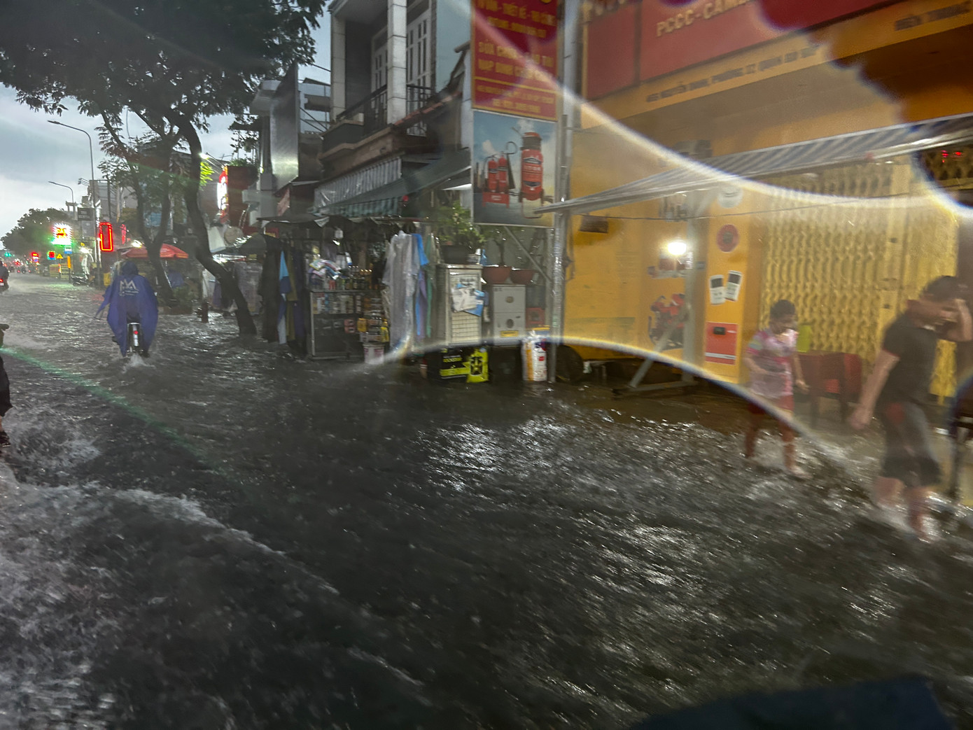 Chị Lê Minh Trang (ngụ quận Gò Vấp), cho biết: “Tôi đi làm về qua đoạn này thường xuyên, nhưng đây là lần đầu thấy ngập ở ngay chân cầu&quot;.