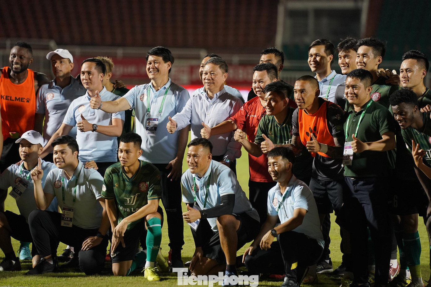 PCT UBND TPHCM Dương Anh Đức (người đứng, mặc áo sơ-mi) xuống sân chụp ảnh và bắt tay với toàn đội TPHCM. PCT UBND TPHCM Dương Anh Đức (người đứng, mặc áo sơ-mi) xuống sân chụp ảnh và bắt tay với toàn đội TPHCM.