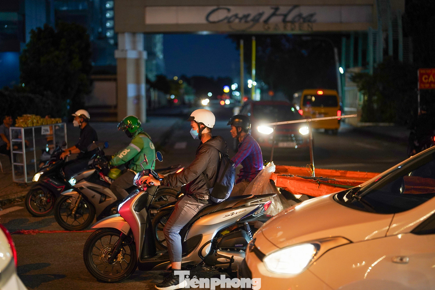 "Cực chẳng đã. Đây là trục đường chính nên tôi mới đi. Giờ cao điểm, đường nào cũng vậy, né đường Cộng Hoà, đi hướng Cách Mạng Tháng 8 cũng vậy thôi. Có hôm, từ 5 giờ chiều, tôi đi từ quận 4, theo trục đường Nguyễn Tất Thành, Tôn Đức Thắng, về Nguyễn Văn Trỗi, ra Cộng Hoà về đến bến xe An Sương là 7 giờ rưỡi tối", anh Minh (ngụ huyện Hóc Môn) kể trong lúc bị kẹt xe trên đường Cộng Hoà.