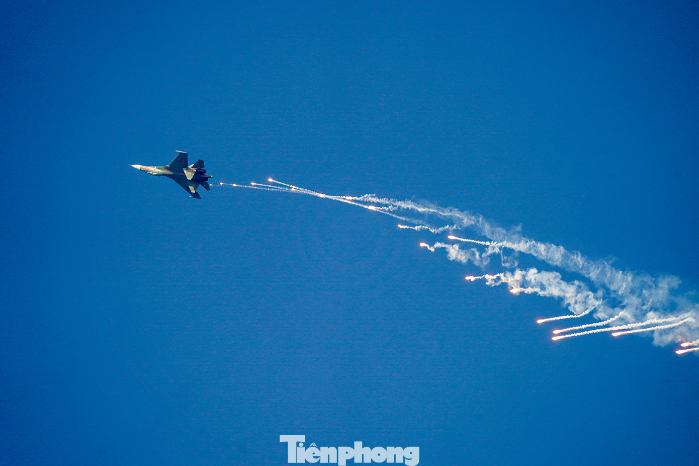 Một cú khoan theo phương ngang kết hợp xoay vòng, thả đạn nhiễu. Một cú khoan theo phương ngang kết hợp xoay vòng, thả đạn nhiễu.