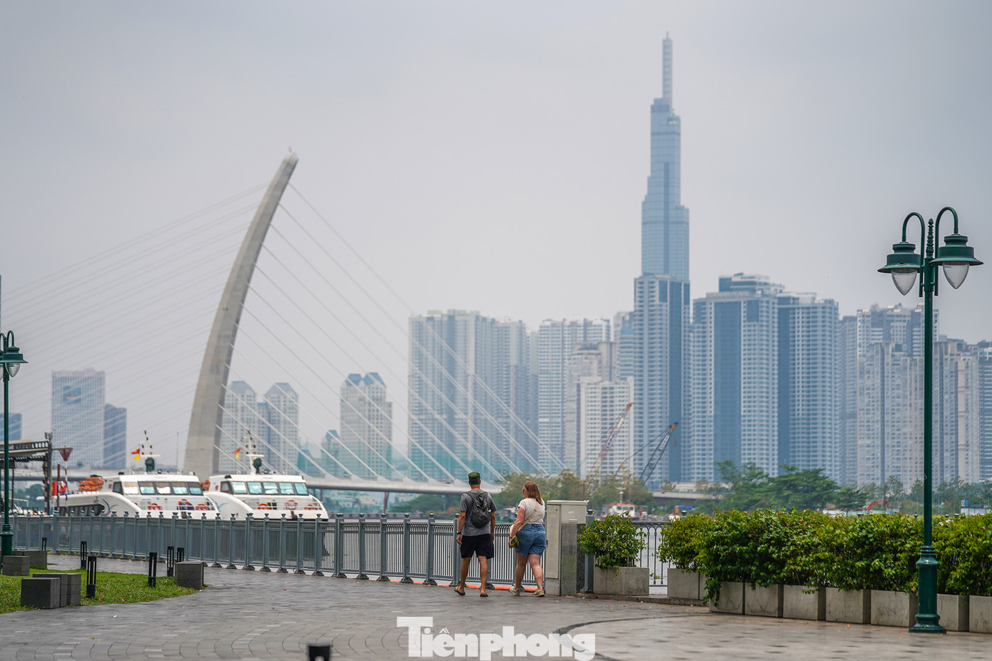 Hiện tại, công viên bến Bạch Đằng đã cho thấy một diện mạo mới sang trọng và hiện đại.