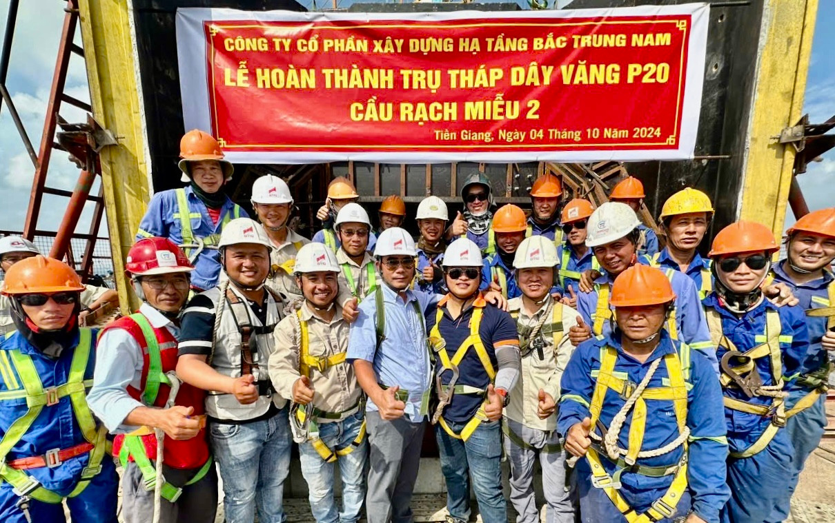 Tập thể cán bộ, công nhân nhà thầu Bắc Trung Nam vui mừng khi hoàn thành đổ mẻ bê tông cuối cùng của trụ dây văng P20 cầu Rạch Miễu 2.