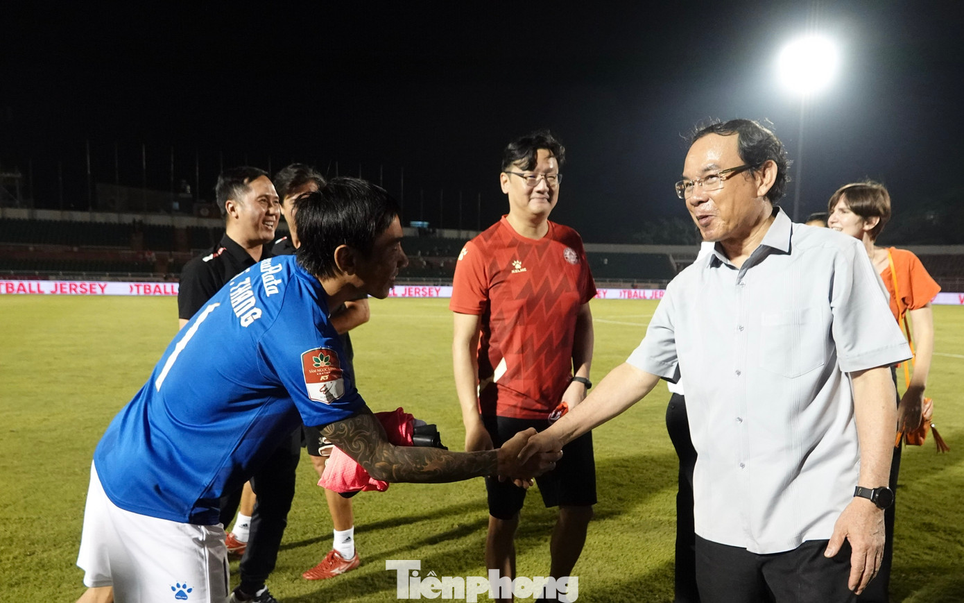 Bí thư Nguyễn Văn Nên bắt tay thủ môn Thanh Thắng. Bí thư Nguyễn Văn Nên bắt tay thủ môn Thanh Thắng.