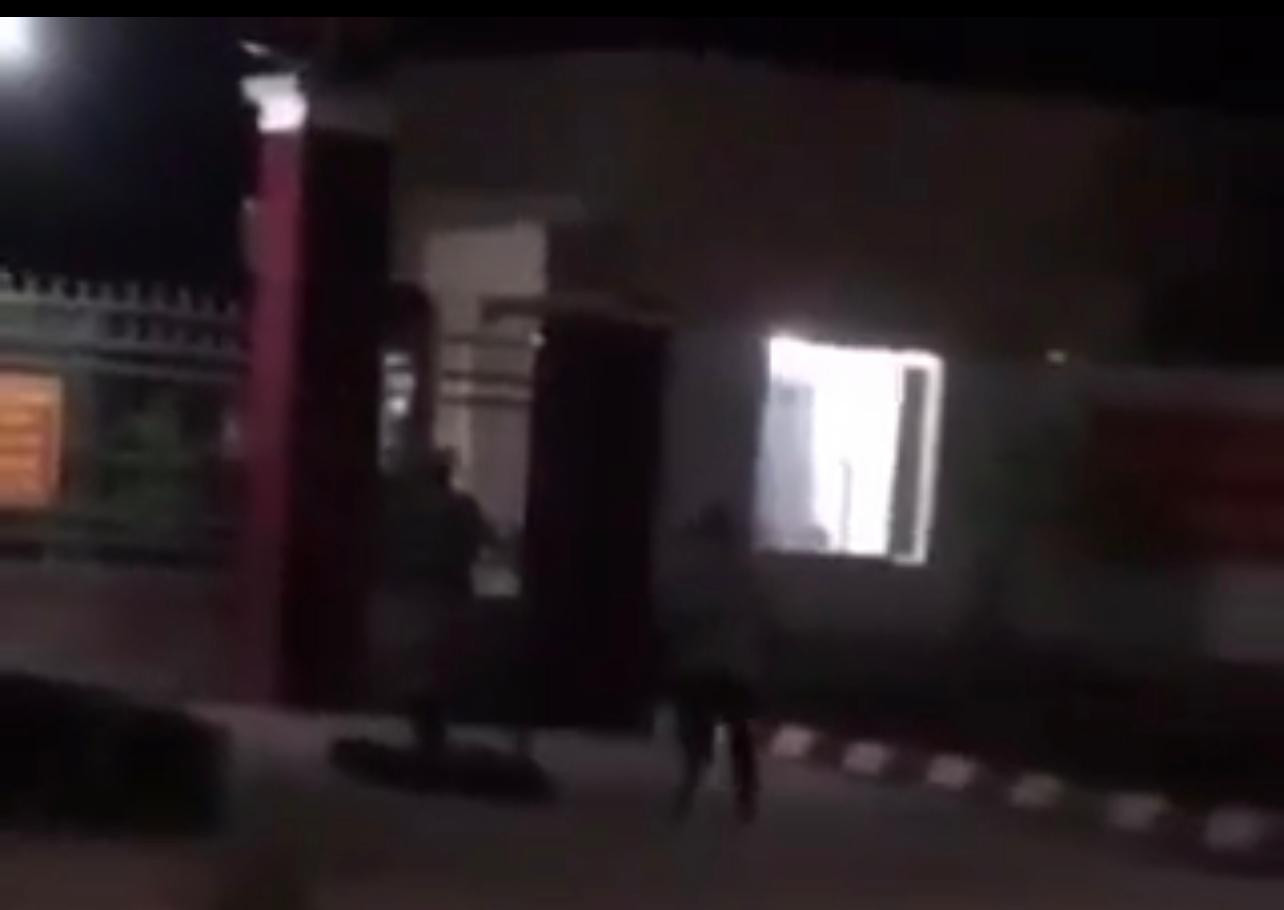 Ảnh cắt từ clip người dân quay lại vụ việc.