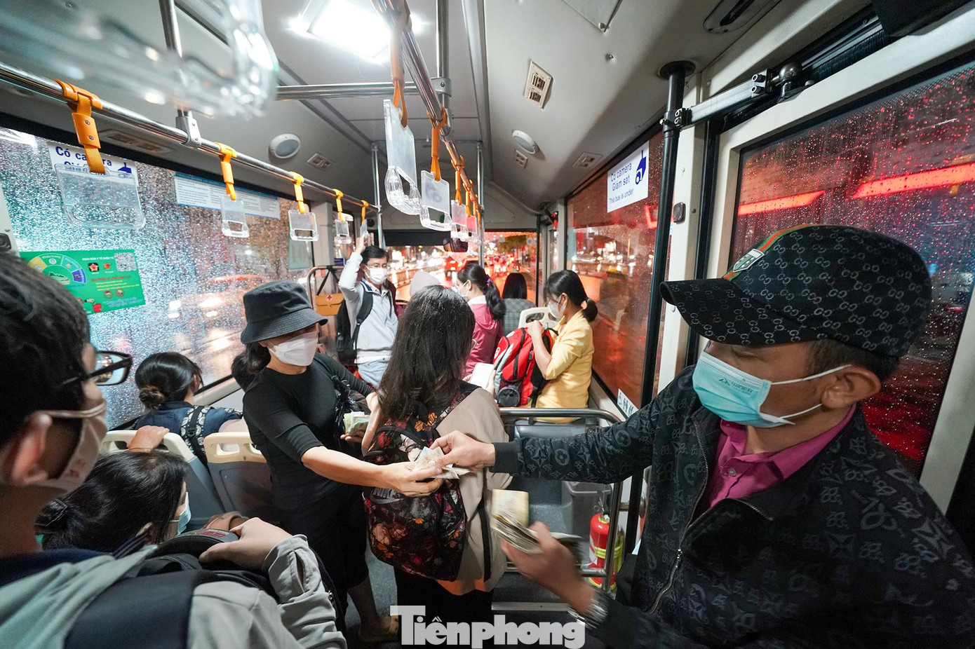 Tuy nhiên, đối với những người già, người có thời gian hoặc thu nhập thấp thì xe buýt vẫn là lựa chọn hàng đầu. &quot;Do công việc phải mang vác hàng hoá nhiều và chạy chợ từ sáng đến chiều, tôi phải đi xe buýt. Chính vì công việc không áp lực thời gian quá nhiều, con cái có ông bà đưa đón nên mình chọn đi xe buýt. Trước kia, con còn nhỏ, ông bà ngoài quê lại chưa vào thì mình chỉ có cách tự đi xe máy để chủ động thời gian. Đi xe buýt có cực xíu nhưng tính ra chi phí di chuyển không tốn như xe máy&quot;, chị Lê Thị Thanh Thuý, nhà gần chợ Bà Chiểu chia sẻ.