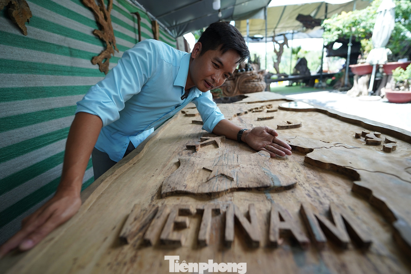 Tác phẩm mới nhất là chiếc bàn trà &quot;Con rồng cháu tiên&quot; manh hình dáng bản đồ Việt Nam, đang trong giai đoạn hoàn thiện. Hiện tại tác phẩm này đã hoàn thiện hơn 80% khối lượng.