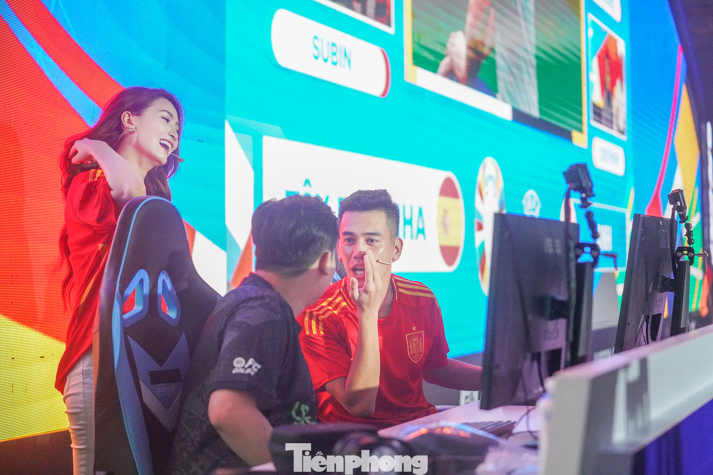 Các cổ động viên nhí được đấu game đá banh "solo" cùng Tiến Linh. Trong ảnh, Tiền đạo Tiến Linh ủng hộ tuyển Tây Ban Nha vất vả đấu với một cổ động viên nhí ủng hộ tuyển Anh.