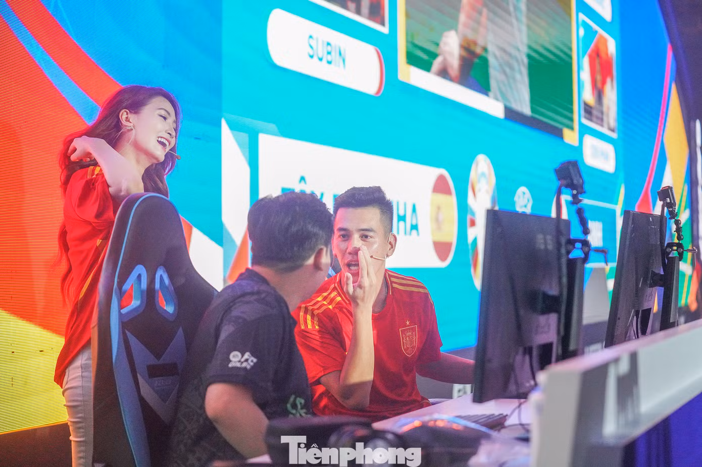 Các cổ động viên nhí được đấu game đá banh "solo" cùng Tiến Linh. Trong ảnh, Tiền đạo Tiến Linh ủng hộ tuyển Tây Ban Nha vất vả đấu với một cổ động viên nhí ủng hộ tuyển Anh.