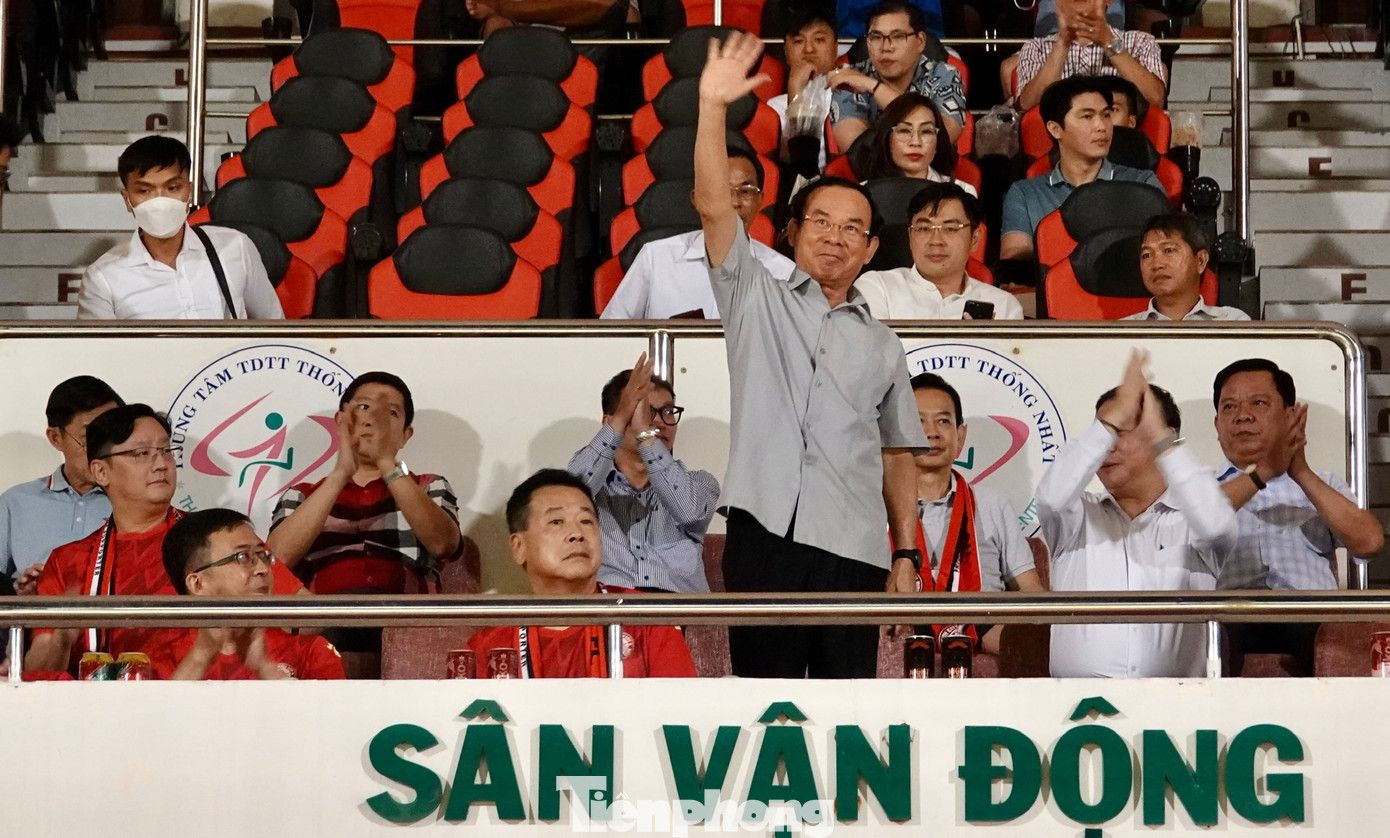 Bí thư Thành uỷ TPHCM Nguyễn Văn Nên đến dự khán trận đấu giữa CLB TPHCM và S.Đà Nẵng tối 31/5. Bí thư Thành uỷ TPHCM Nguyễn Văn Nên đến dự khán trận đấu giữa CLB TPHCM và S.Đà Nẵng tối 31/5.