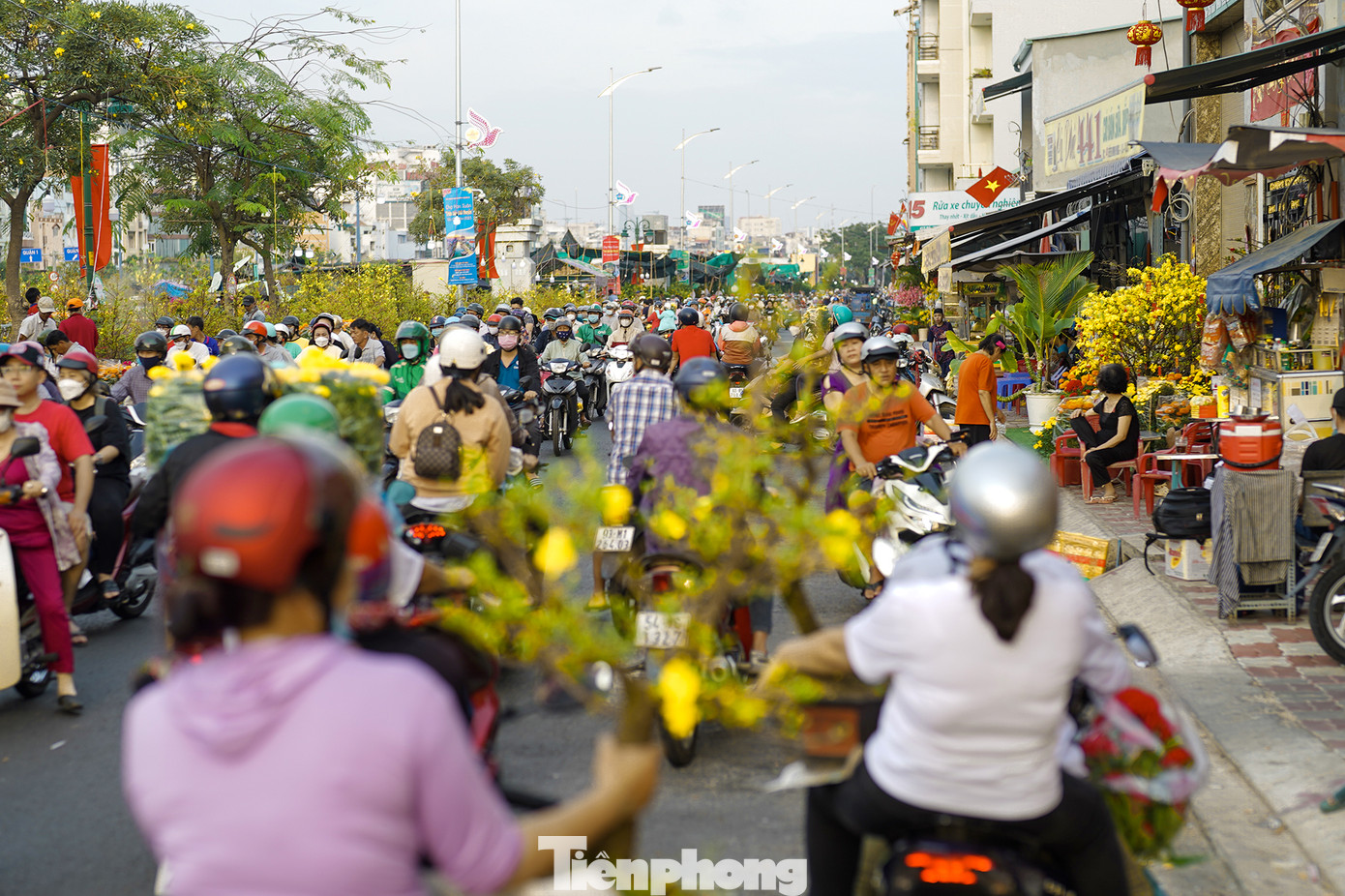 Chiều 19/1, đường Bến Bình Đông đã ken đặc người mua kẻ bán, những cuộc ngã giá diễn ra rất chóng vánh.