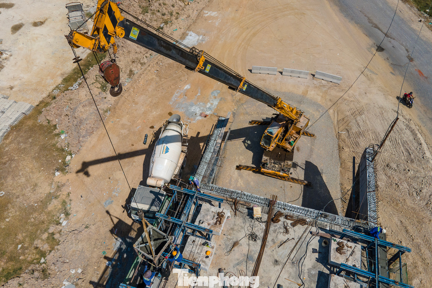 Ban Quản lý dự án 7 đang huy động tổng lực các nhà thầu, công nhân đẩy nhanh tiến độ để hoàn thành tuyến cao tốc này vào ngày 30/4.