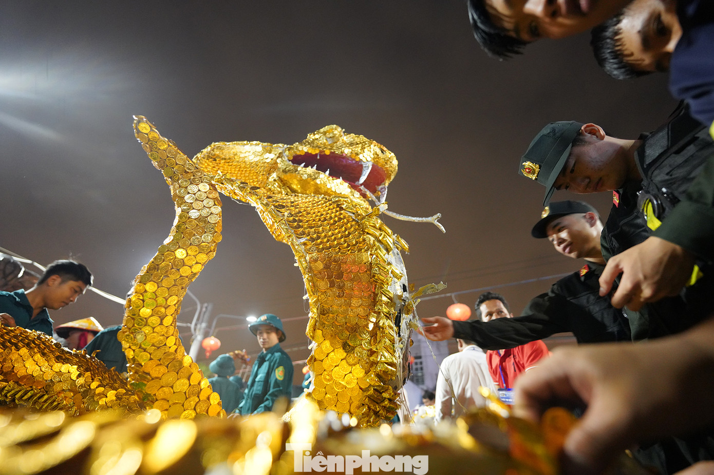 BTC lễ hội nhằm tránh tình trạng chen lấn tranh cướp lộc đã bố trí lực lượng hỗ trợ người dân. Những mâm bánh công phu do người dân địa phương chuẩn bị trước đó được rước về đình. Năm Ất Tỵ, hình tượng con rắn được sử dụng phổ biến trong tạo hình bánh.