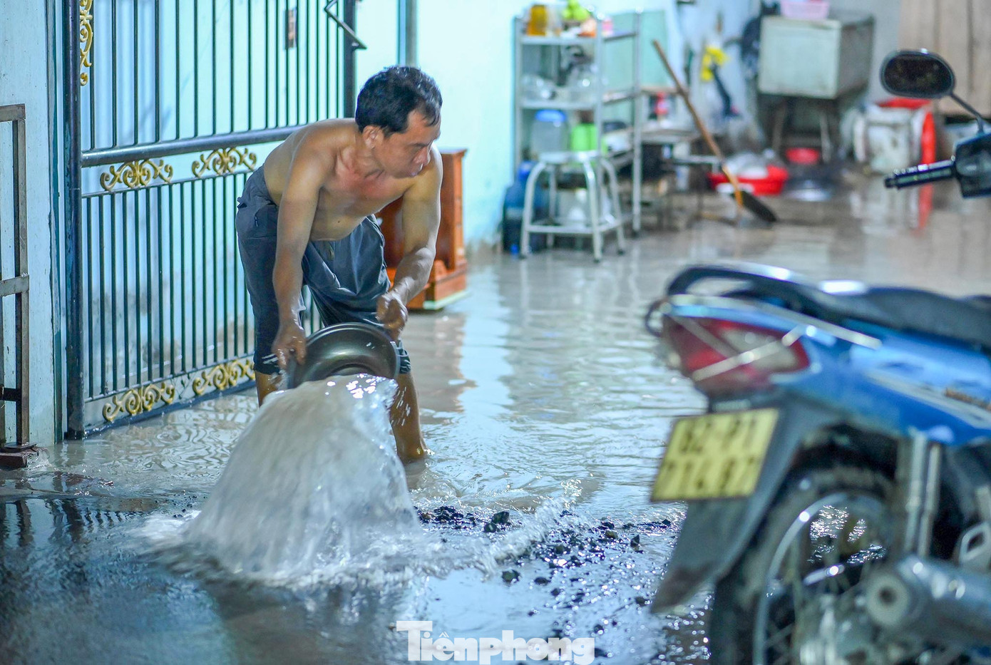 Vì gặp tình huống bất ngờ nên nhiều nhà dân bị nước tràn vào, ngập lênh láng. Người dân buộc phải thay nhau tát nước chống ngập