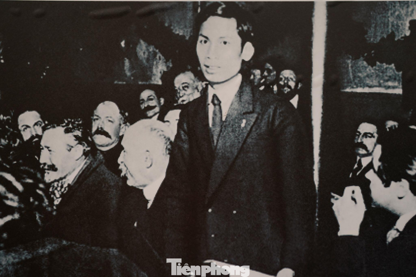 Nguyễn Ái Quốc dự Đại hội thứ 18 Đảng Xã hội Pháp tại Tours, tháng 12/1920. Đầu mùa đông năm 1920, Nguyễn Ái Quốc là đại biểu duy nhất của Đông Dương được cử đi dự Đại hội toàn quốc lần thứ 18 Đảng xã hội Pháp tại thành phố Tours. Phát biểu tại Đại hội, Nguyễn Ái Quốc kịch liệt tố cáo bọn đế quốc đã gây ra những tội ác tày trời đối với nhân dân Đông Dương. Nguyễn Ái Quốc đề nghị: ''Đảng xã hội cần phải hành động một cách thiết thực để ủng hộ những người bản xứ bị áp bức”, ''Đảng phải tuyên truyền chủ nghĩa xã hội trong tất cả các nước thuộc địa...''. Nguyễn Ái Quốc dự Đại hội thứ 18 Đảng Xã hội Pháp tại Tours, tháng 12/1920. Đầu mùa đông năm 1920, Nguyễn Ái Quốc là đại biểu duy nhất của Đông Dương được cử đi dự Đại hội toàn quốc lần thứ 18 Đảng xã hội Pháp tại thành phố Tours. Phát biểu tại Đại hội, Nguyễn Ái Quốc kịch liệt tố cáo bọn đế quốc đã gây ra những tội ác tày trời đối với nhân dân Đông Dương. Nguyễn Ái Quốc đề nghị: ''Đảng xã hội cần phải hành động một cách thiết thực để ủng hộ những người bản xứ bị áp bức”, ''Đảng phải tuyên truyền chủ nghĩa xã hội trong tất cả các nước thuộc địa...''.