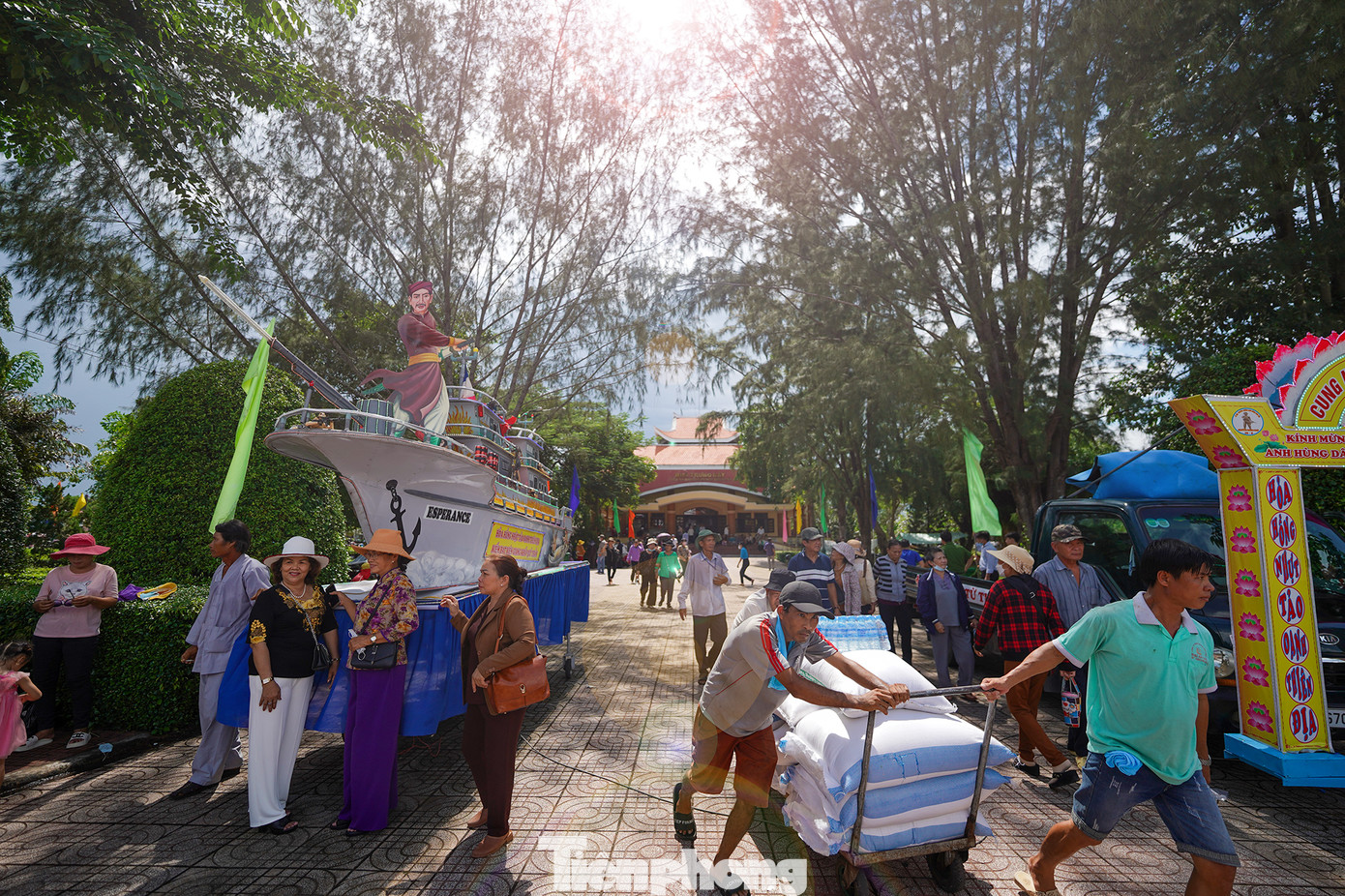 Bên trong Khu di tích lịch sử Vàm Nhựt Tảo, đông đảo người dân từ nhiều tỉnh, thành phố khác nhau đã tham dự lễ giỗ Anh hùng dân tộc Nguyễn Trung Trực. Nhiều gia đình người dân sống gần khu di tích cũng đặt bàn thờ ngay trước nhà để tưởng nhớ người anh hùng dân tộc. Bên trong Khu di tích lịch sử Vàm Nhựt Tảo, đông đảo người dân từ nhiều tỉnh, thành phố khác nhau đã tham dự lễ giỗ Anh hùng dân tộc Nguyễn Trung Trực. Nhiều gia đình người dân sống gần khu di tích cũng đặt bàn thờ ngay trước nhà để tưởng nhớ người anh hùng dân tộc.