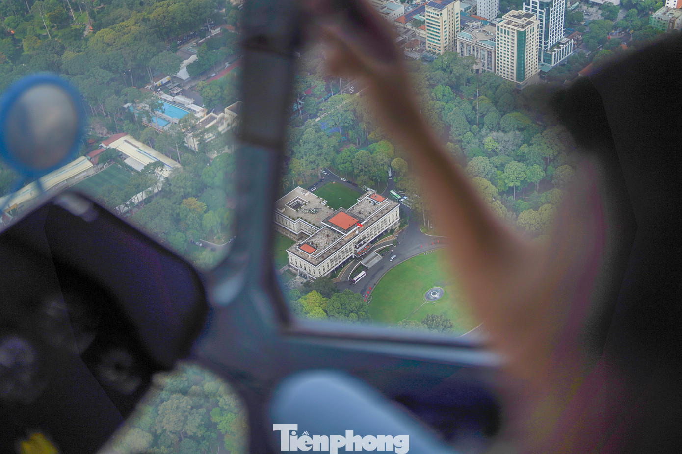 Từ buồng lái trực thăng có thể nhìn thấy rõ toà nhà Hội trường Thống Nhất bên dưới.