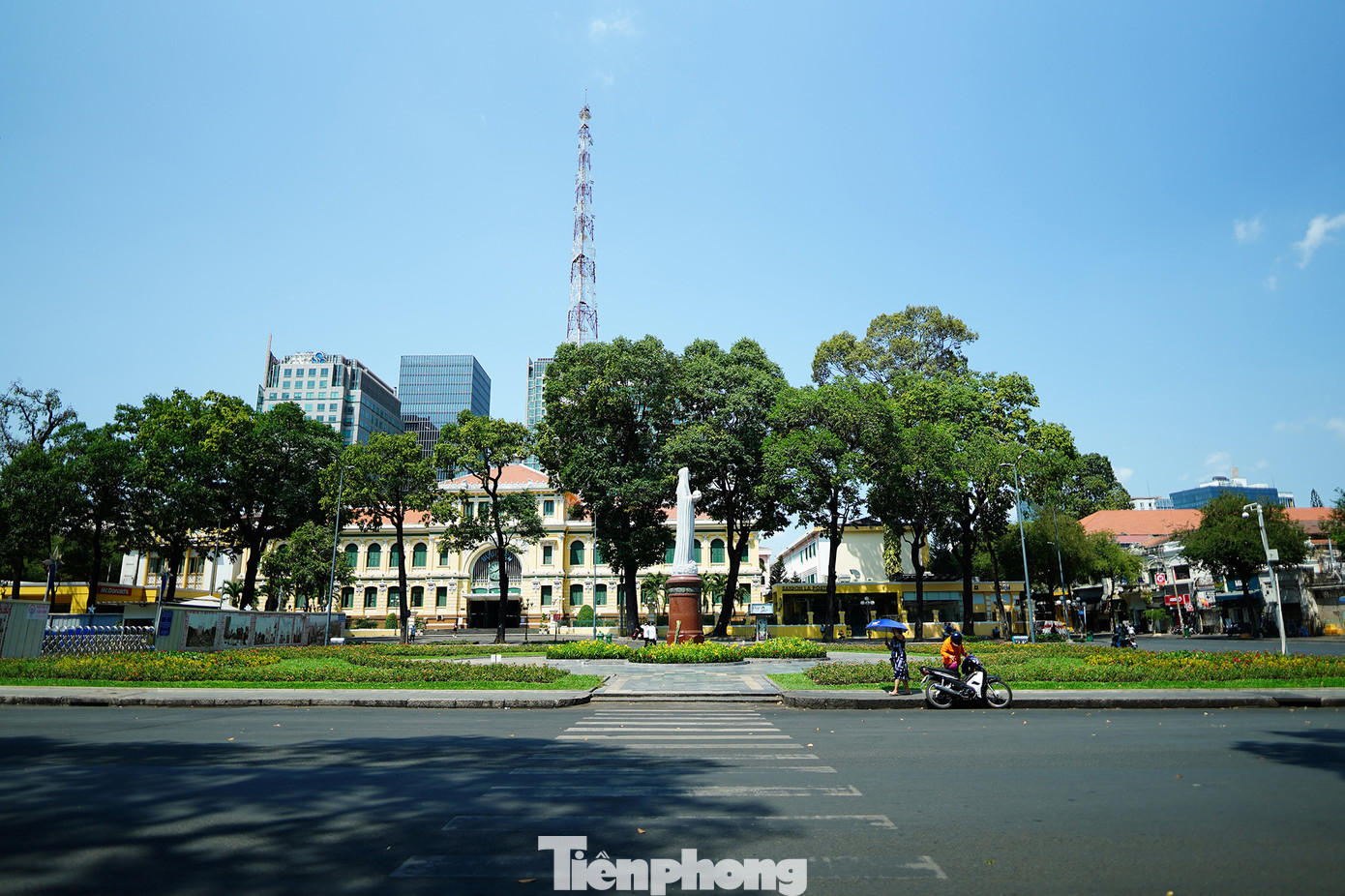 Khoảng bình yên của Bưu điện Thành phố nhìn từ khu cà phê bệt đối diện.