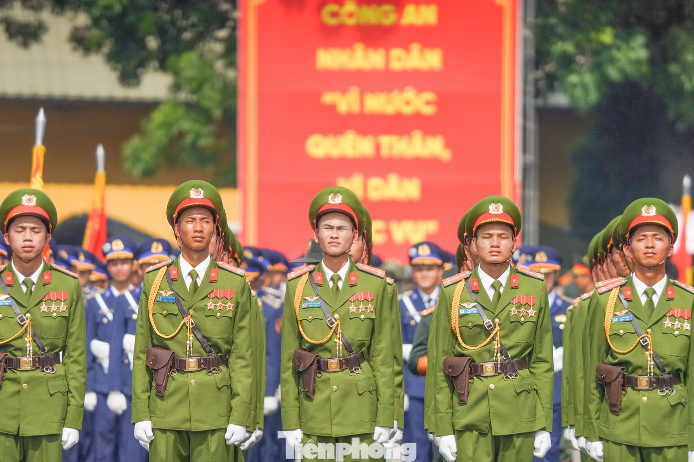 Đại tướng Nguyễn Tân Cương đánh giá cao các khối diễu binh, diễu hành dù trong điều kiện thời tiết nắng nóng của miền Nam nhưng đã khắc phục khó khăn tổ chức diễn tập đạt kết quả tốt ngày hôm nay.
