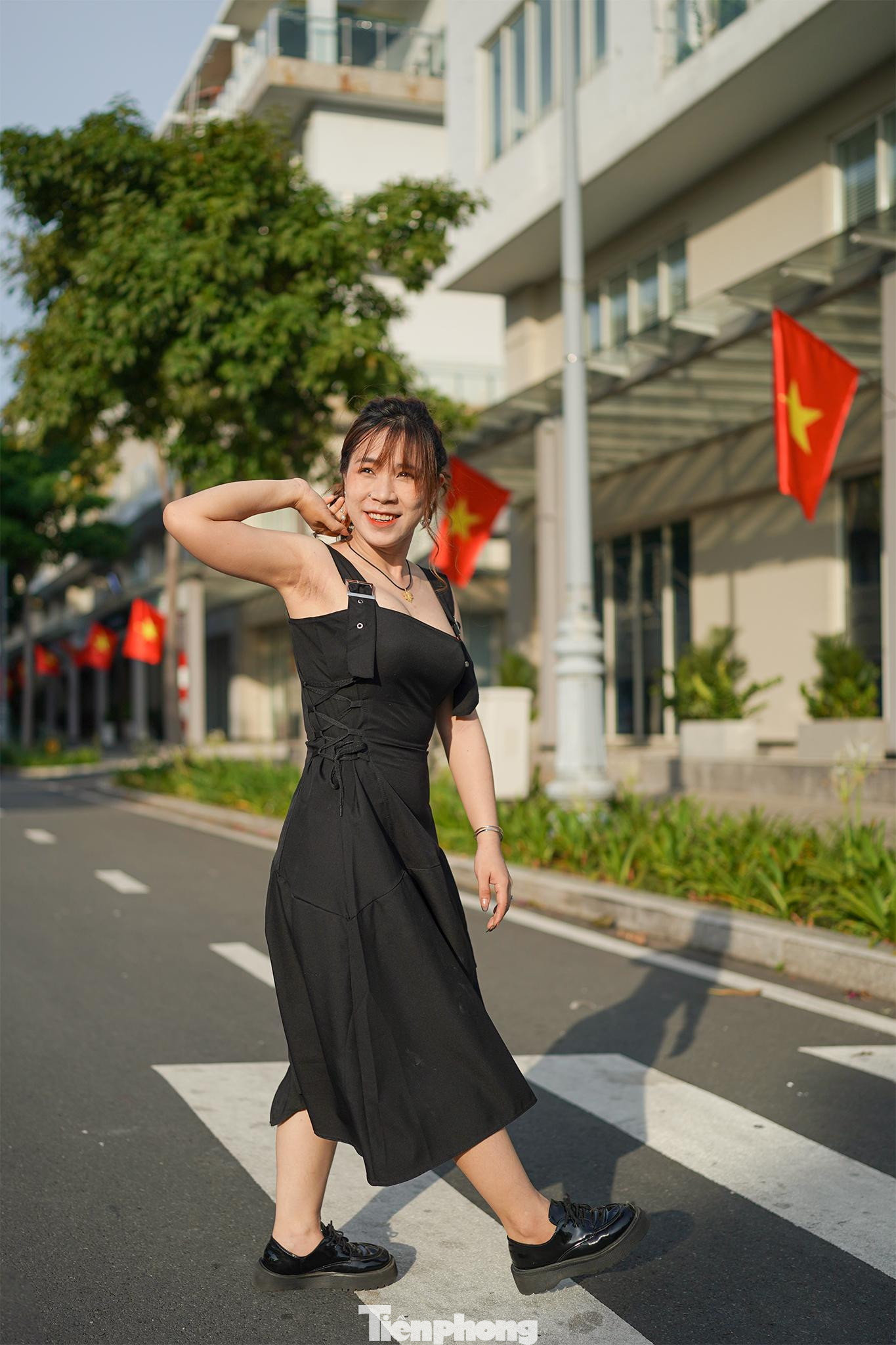 Con đường rợp bóng cờ cũng thu hút nhiều bạn trẻ đến chụp ảnh lưu niệm.