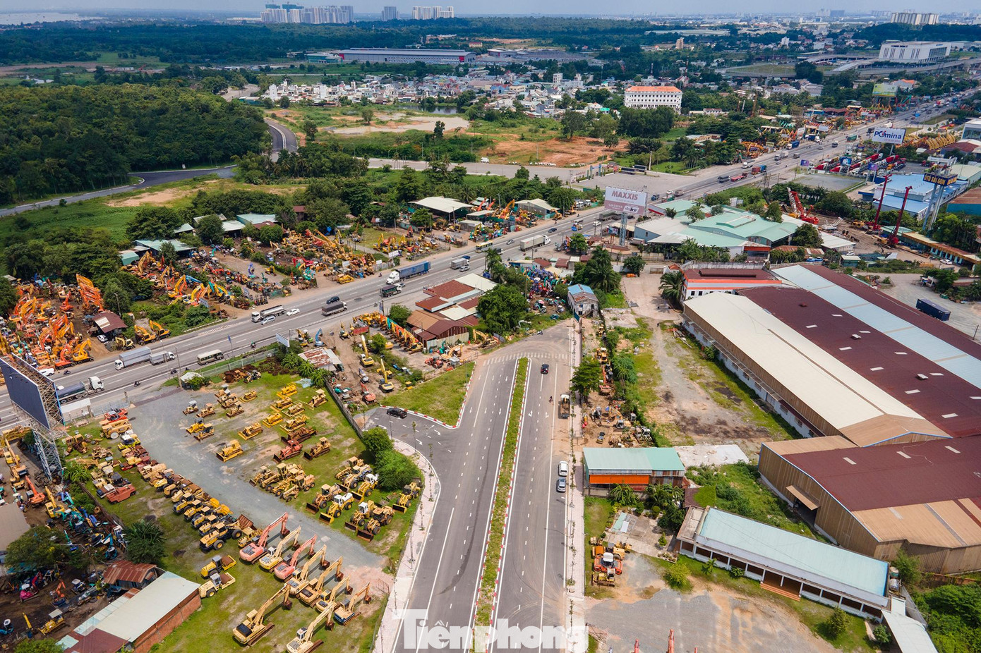 Đối diện đầu cao tốc Tân Vạn là đường cụt nội bộ khu công nghiệp Dệt may Bình An, hướng ra Xa lộ Hà Nội. Đường Vành đai 3 TPHCM đi qua TPHCM, Long An, Đồng Nai, Bình Dương tạo thành một vòng tròn, rút ngắn thời gian đi lại trong vùng kinh tế trọng điểm phía Nam và ai cũng mong tuyến đường sớm hoàn thành.