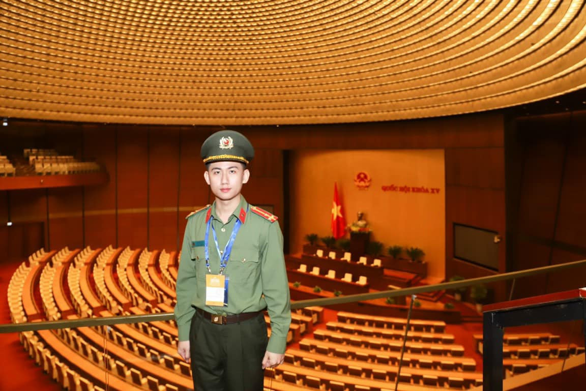 Năm 2022, mô hình Cấp CCCD tận nhà cho người già, tàn tật, đi lại khó khăn gắn liền mô hình Ngày Thứ bảy vì dân; Ngày Chủ nhật tình nguyện với khẩu hiệu: Hết việc, không hết giờ; Tình nguyện làm thêm ca, thêm giờ; Chiến dịch 90 ngày đêm;... tăng cường hỗ trợ cấp CCCD 24/7 tại các điểm lưu động trên địa bàn các xã, thị trấn với tổng số hồ sơ CCCD tiếp nhận, giải quyết đến nay là 36.234 trường hợp và 89 hồ sơ CCCD cấp tận nhà cho người già, tàn tật, đi lại khó khăn. Ảnh: Tỉnh Đoàn Long An