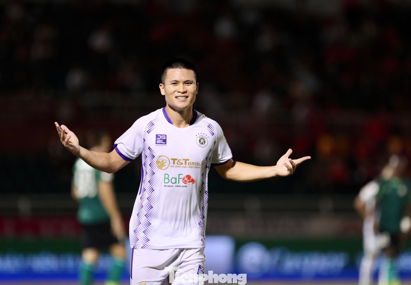 Phút 50, Tuấn Hải đã có bàn thắng rất đẹp nâng tỷ số lên 2-1 cho đội khách Hà Nội từ một pha triển khai tấn công cực nhanh của đội khách.