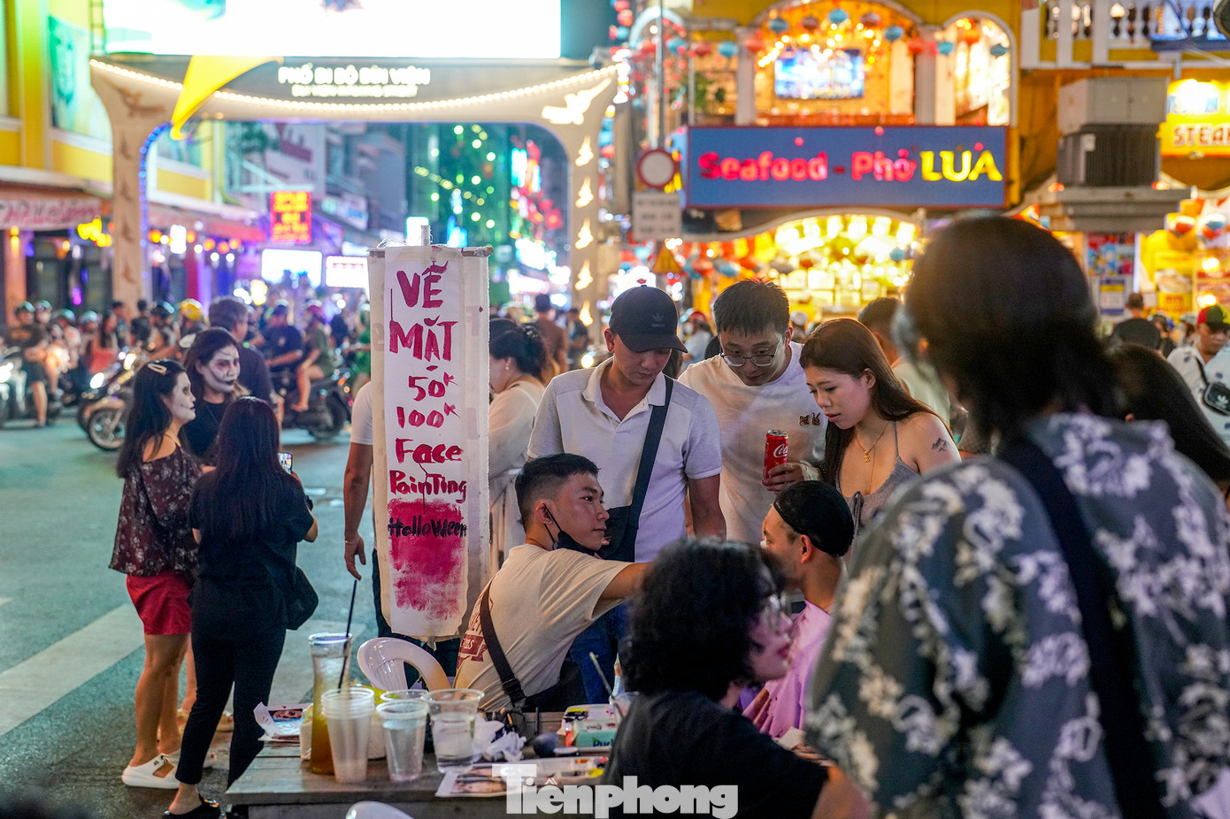 Nhóm bạn trẻ này đặt bàn bày các mẫu hóa trang để phục vụ du khách với mức giá dao động 50-100 ngàn đồng.