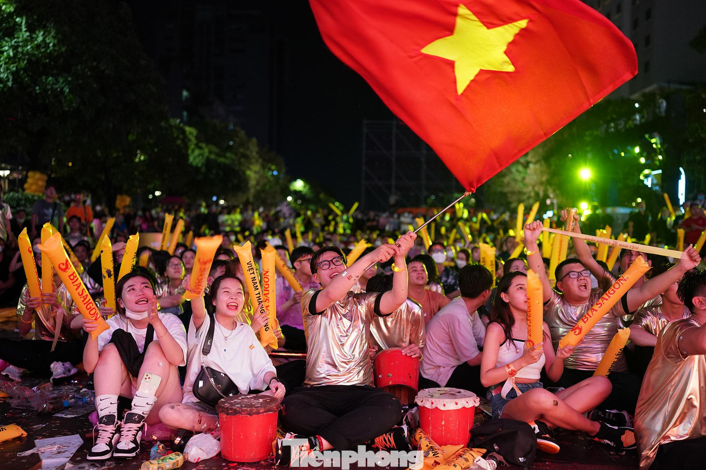 Việt Nam có bàn thắng, không khí cổ vũ trên phố đi bộ Nguyễn Huệ cuồng nhiệt hơn hẳn. Việt Nam có bàn thắng, không khí cổ vũ trên phố đi bộ Nguyễn Huệ cuồng nhiệt hơn hẳn.