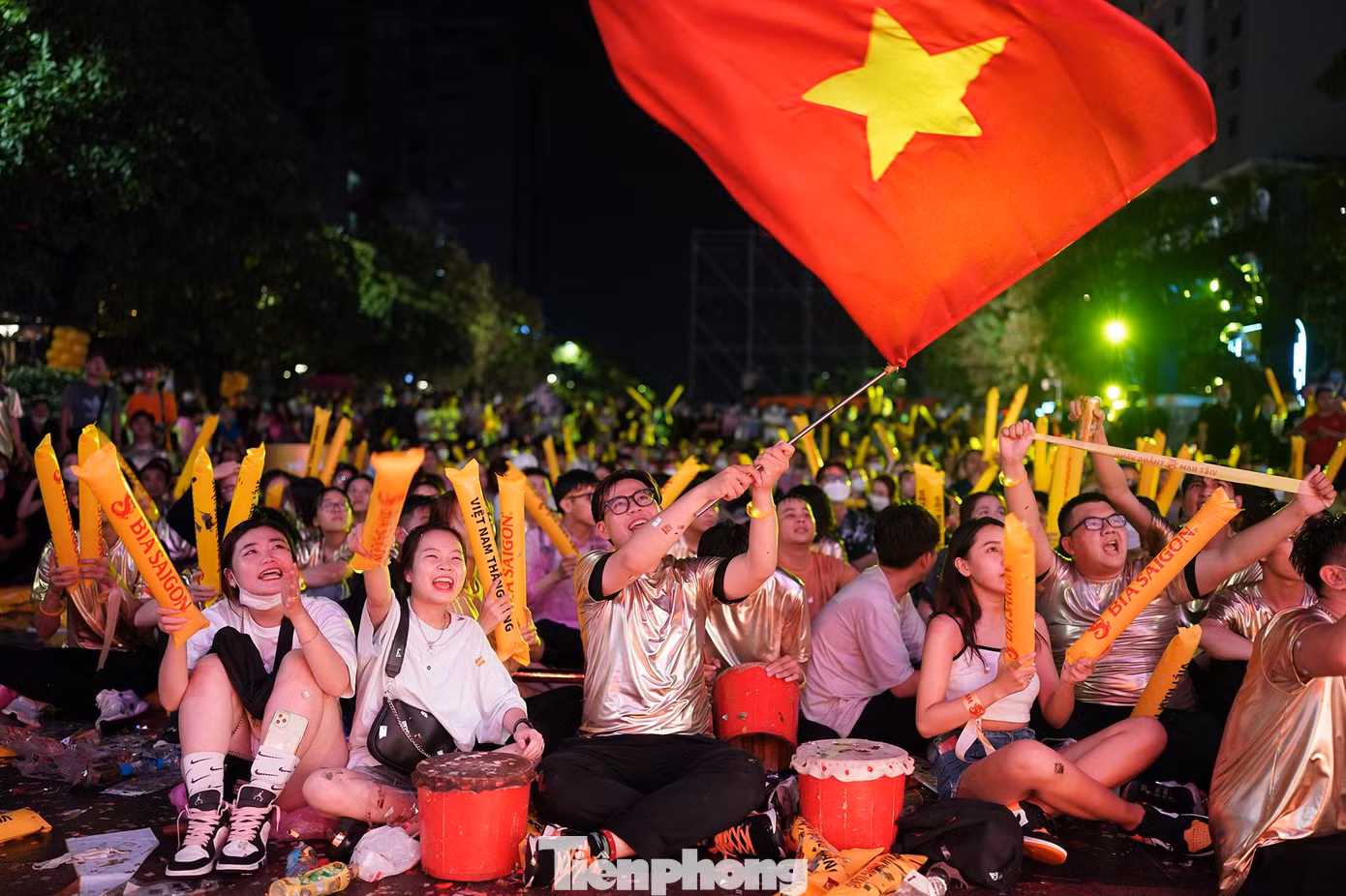 Việt Nam có bàn thắng, không khí cổ vũ trên phố đi bộ Nguyễn Huệ cuồng nhiệt hơn hẳn.