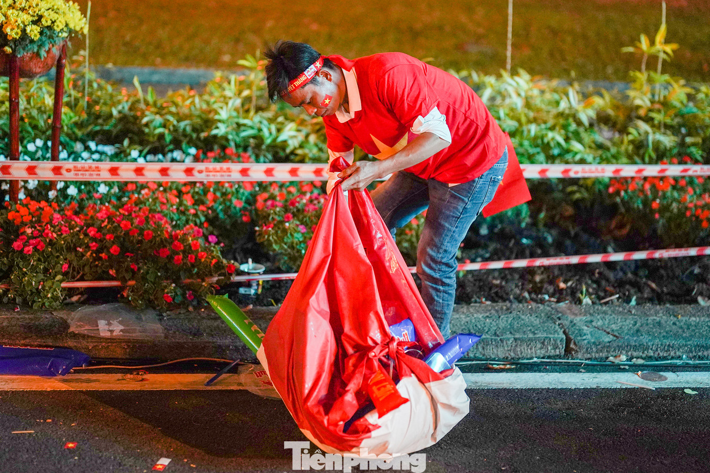 Một cổ động viên lặng lẽ dọn rác.