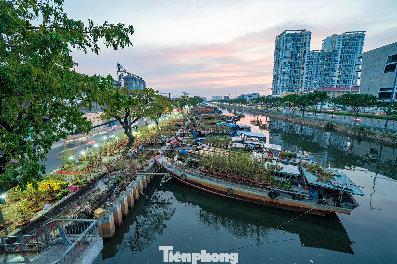 Chợ hoa xuân "Trên bến dưới thuyền" tại Bến Bình Đông (quận 8, TP.HCM) đã trở thành nét đẹp truyền thống, một điểm du xuân quen thuộc của người dân thành phố trong dịp Tết âm lịch.